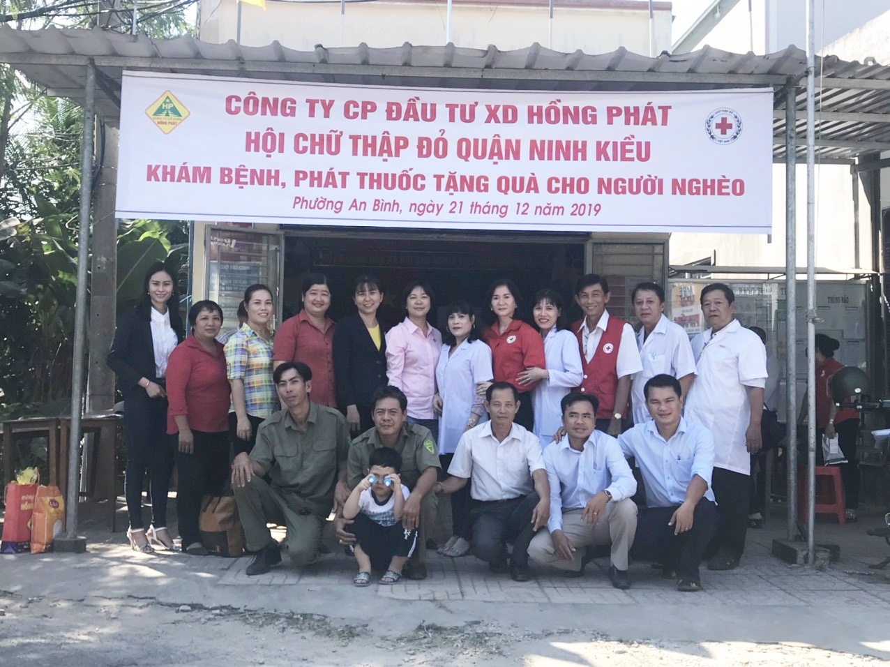 Tổ chức khám bệnh, cấp thuốc, tặng quà cho 150 người nghèo có hoàn cảnh khó khăn phường An Bình